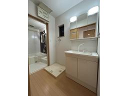 シャワー付き洗面化粧台には三面鏡裏に収納スペースがあり、洗面まわりをすっきりと保つことができて朝の身支度も快適に行えます。