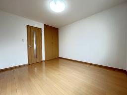 【3階洋室6.8帖】クローゼット付の洋室には衣類もスッキリと収納することができます。