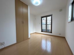 【3階洋室5.7帖】2方向から採光を確保できて明るいお部屋に。