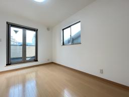 【3階洋室5.7帖】窓が2面にあり、明るく風通しの良い洋室。ベランダへも直接出られ、開放感のある空間です。クローゼット付きで収納も確保されています。