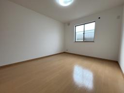 【3階洋室6.8帖】プライバシーを保ちやすい振り分けタイプの間取りです。各洋室は5帖以上の広さが確保されており、プライベートの時間を大切にできます。