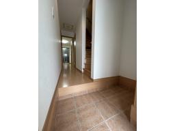 玄関には収納棚を置くスペースがあり、ご家族の靴など整理整頓できます