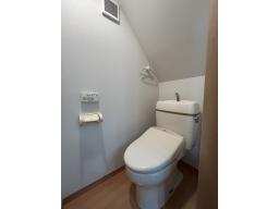 1階・2階ともにウォシュレット付きトイレ♪朝の混雑時に家族が分散して使用できます。