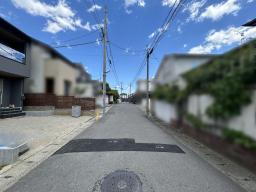 前道(東向き)約５.６ｍ
