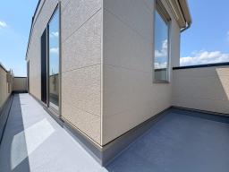 【3階バルコニー】やさしい光と風を取り込む広々３階バルコニー。北東向きのため夏の強い日差しをやわらげ、快適に過ごせます。