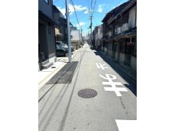 前道スッキリ、お車の駐車やお子様の自転車の出し入れもスムーズなゆとりあるアプローチ
