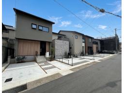 街並み外観：手前より1～3号地（ご成約済）。本物件は左から4番目に位置する、囲まれたルーフテラスが自慢の邸宅です。