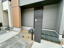 機能門柱：不在時の荷物受け取りも安心な、宅配ボックス付きスマート機能門柱。