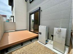 ウッドデッキ：LDKとつながるウッドデッキで、くつろぎも家事も楽しめる屋外空間。