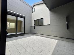 ルーフテラス：外部吹抜のあるルーフテラス7.5帖。プライベート感があるのでおうちキャンプにも◎