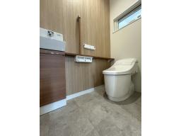 トイレ：落ちにくい汚物汚れも、水を流すだけツルンっと落とせる新素材”アクアセラミック”で毎日のお手入れ簡単！