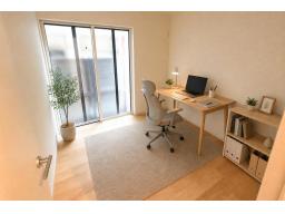 1階4.5帖：コンパクトな広さなので、在宅ワークスペースや趣味部屋としても活用できます。(※掲載の画像は、完成建物の画像にCGで家具を合成配置したものです。)