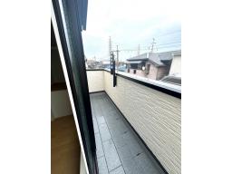 3階バルコニー：道路からの視線が届きにくく、落ち着いて使いやすいのが魅力です。