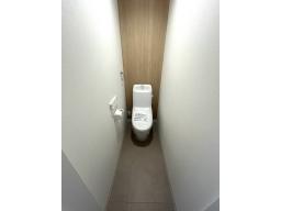  2階にもトイレを完備。朝の混雑を避けられ、家族みんなが快適に過ごせる配慮が嬉しいポイントです。