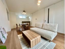 実際の生活シーンを想像しやすい、家具配置済みの16.2帖LDK。空間の広さや使い勝手をぜひ現地でご確認ください。