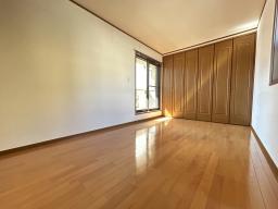【2階洋室7.5帖】ゆとりのある広さで主寝室や子ども部屋など、暮らし方に合わせて使えます。
