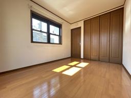 【2階洋室6帖】落ち着いた木目調のクローゼット付きで、収納力も確保された居室です。