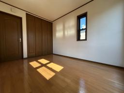 【2階洋室6帖】2面に窓を配した2階洋室6帖。通風・採光に優れ、季節を問わず快適に過ごせる居室です。