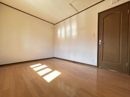 【2階洋室6帖】プライバシーを保ちやすい振り分けタイプの間取りです。各居室は6帖以上の広さが確保されており、プライベートの時間を大切にできます。