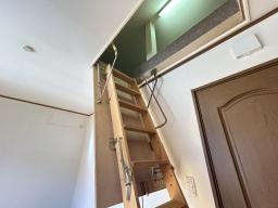 折りたたみ式のはしご階段。普段は畳んでおけるため、廊下や居室のスペースを圧迫しません。