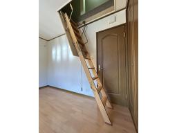 屋根裏収納へ続くはしご階段。必要な時だけ下ろして使えるので、日常の動線を妨げません。