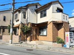 現地（2026年7月）撮影　上七軒の街並みに馴染む外観。