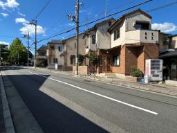 現地（2026年7月）撮影　上七軒の落ち着いた住宅街の雰囲気が伝わる1枚です。