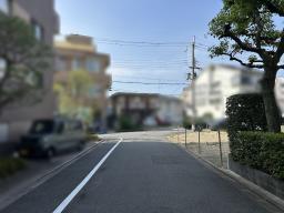 現地東側前道(南向き)約６ｍ