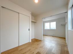 【子供部屋イメージ】扉で仕切れる洋室。ライフスタイルに合わせて自在に使えるフレキシブル空間。（３階洋室6.3帖と4帖）