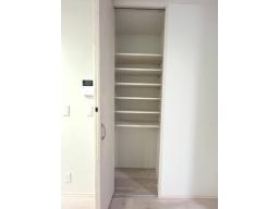 【LDK収納】日用品や掃除道具などを収納しやすいLDK収納。生活空間をすっきり保てます。