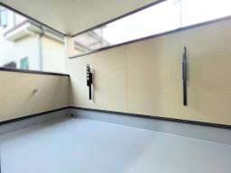 【バルコニー】洗濯物干しなどに使えるバルコニー。実際の広さを現地で確認できます。