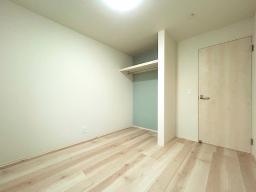 【洋室5.2帖】子ども部屋や趣味の部屋など、ライフスタイルに合わせて使える居室です。