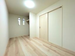 【洋室6.2帖】寝室や子ども部屋など多目的に使える6.2帖の洋室。家具配置もしやすい空間です。