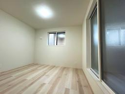 【洋室7帖】主寝室にも使いやすい7帖の洋室。収納や家具配置のしやすさも確認できます。
