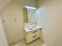 【洗面化粧台】お手入れしやすい一体型カウンターを採用した洗面化粧台です♪