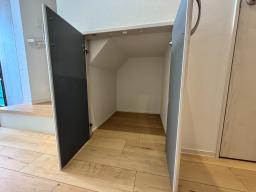 廊下にあると便利なちょっとした収納スペース。１階廊下に設けたので掃除用具や備品、もしもの時の防災グッツなどを収納したり使い方は様々。