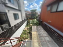 2階バルコニーから1階のお庭へ降りて行けます。