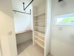 【脱衣室＆ランドリー】カウンター付きで作業しやすい！洗濯物を畳んだり、着替えを置いたりできる便利なスペースです。