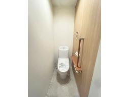 【1階トイレ】清潔感のあるピュアホワイトのシャワートイレ。壁リモコン付きで使いやすい1階トイレです。