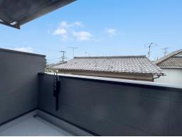 【2階バルコニー】バルコニーから室内へ取り込みやすく、2階の居室や収納へスムーズにつながります。
