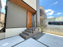 【玄関】 玄関から室内への動線もスムーズ。収納を活用してすっきり暮らせます。