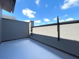 【バルコニー】 約6.54m2の造付バルコニー。左右の壁を高めにし、視線に配慮した設計です。