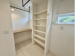 【脱衣室＆ランドリー】カウンター付きで作業しやすい！洗濯物を畳んだり、着替えを置いたりできる便利なスペースです。