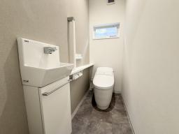 清潔感あふれるシンプルなデザインのトイレ。窓付きで換気も良好、いつも快適な空間を保てます。