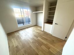 【3階7.8帖】バルコニーに出られる明るい主寝室。朝は心地よい光で目覚め、夜は静かな時間を過ごせる、くつろぎのプライベート空間です。