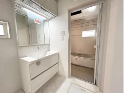 2号地洗面室・浴室。乾燥暖房機能付きシステムバス