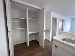 パントリー　キッチンのサイドスペースには食器や調理器具、食材ストックするのに重宝する収納(パントリー)を装備しました。