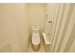 【1階トイレ(LIXIL)】便器のフチを丸ごとなくし、サッとひと拭きお掃除ラクラクです♪