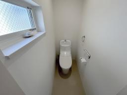 トイレ（２階）LIXILベーシア 気持ちがいい風を取り込む窓付き。