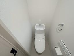 トイレ（１階）LIXILﾍﾞｰｼｱ 落ちにくい汚物汚れも、水を流すだけでツルンっと落とせる新素材“アクアセラミック”で毎日のお手入れ簡単。